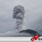 Semburan Erupsi Gunung Api Ibu Halmahera Barat