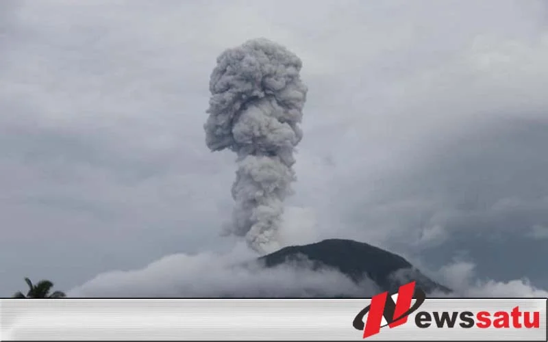 Semburan Erupsi Gunung Api Ibu Halmahera Barat