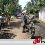 TNI Cilacap  Bersama Warga Lakukan Pengaspalan Jalan Di Desa Ayamalas