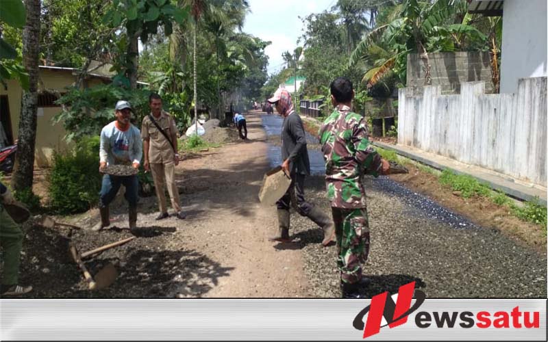 TNI Cilacap  Bersama Warga Lakukan Pengaspalan Jalan Di Desa Ayamalas