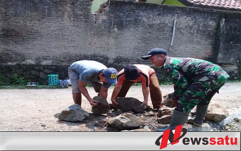 Tak Kenal Libur, TNI Cilacap Bersama Warga Kerja Bakti Bangun Talud