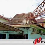 Balai PWI Sumenep Tertimpa Tower Milik Pemkab Sumenep