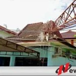 Balai PWI Sumenep Tertimpa Tower Milik Pemkab Sumenep