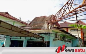Balai PWI Sumenep Tertimpa Tower Milik Pemkab Sumenep