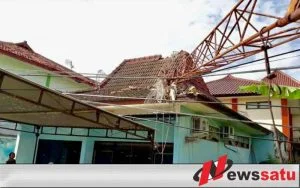 Balai PWI Sumenep Tertimpa Tower Milik Pemkab Sumenep