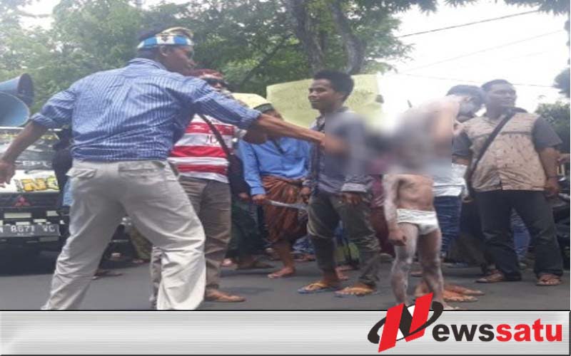 Warga Pragaan Demo Kejari Sumenep
