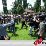 Demo Kantor Bupati, Mahasiswa Adu Jotos Dengan Satpol PP Sumenep