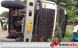 Diduga As Roda Patah, Truk Fuso Terguling di OKI
