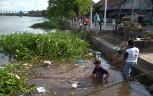 Warga Kelurahan Mangunjaya OKI Gelar Aksi Bersih-bersih Sungai Komering