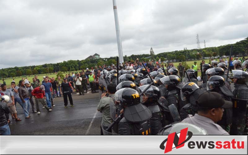 Personel Pengamanan Korem 083 Baladhika Jaya Dilempari Batu dan Botol