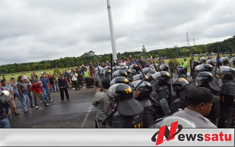 Personel Pengamanan Korem 083 Baladhika Jaya Dilempari Batu dan Botol