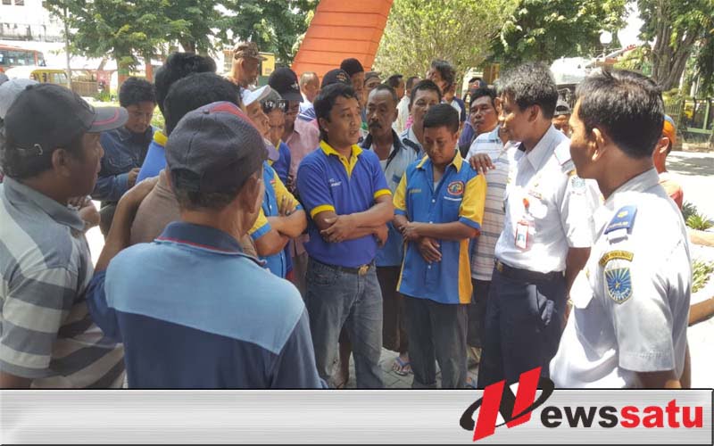 Sopir Angkot Demo Kantor Dishub Kota Probolinggo Sopir Angkot Demo Kantor Dishub Kota Probolinggo