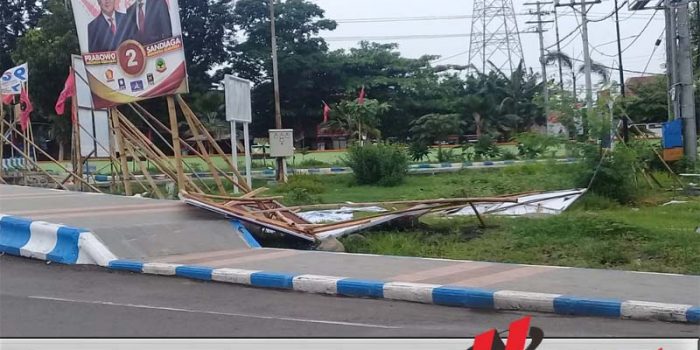 APK Caleg Berserakan Bikin Kotor Bundaran Gladak Serang Probolinggo
