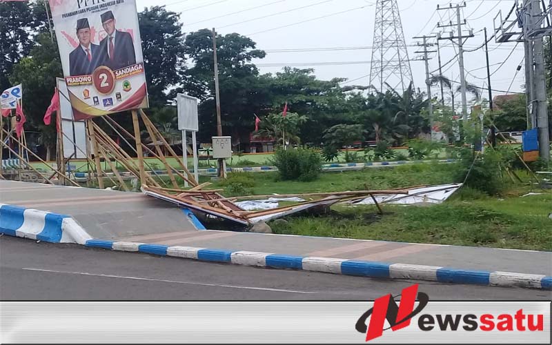 APK Caleg Berserakan Bikin Kotor Bundaran Gladak Serang Probolinggo