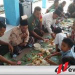 Beralaskan Daun Pisang, TNI Dan Polri Di Jember  Makan Bersama Kaum Dhuafa