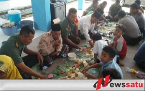 Beralaskan Daun Pisang, TNI Dan Polri Di Jember  Makan Bersama Kaum Dhuafa