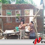 Bu Etti Ikut Bantu Satgas TMMD Jember Bangun Rumah
