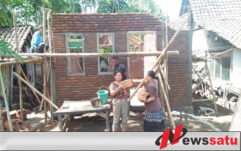 Bu Etti Ikut Bantu Satgas TMMD Jember Bangun Rumah