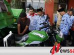 Pemkab Sumenep Serahkan Bantuan Motor Pengangkut Sampah ke BKM