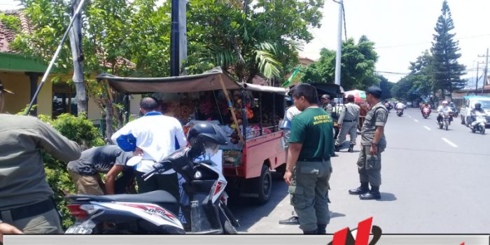 PKL di Jalan Mastrip Kota Probolinggo Dikeluhkan Pengendara