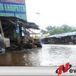 Jalan Desa Bantaran Probolinggo Kerap Digenangi Air, Pemotor Mengeluh