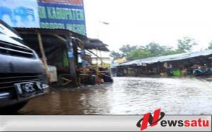 Jalan Desa Bantaran Probolinggo Kerap Digenangi Air, Pemotor Mengeluh
