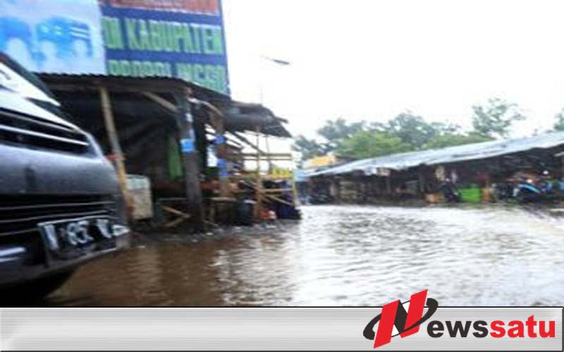 Jalan Desa Bantaran Probolinggo Kerap Digenangi Air, Pemotor Mengeluh