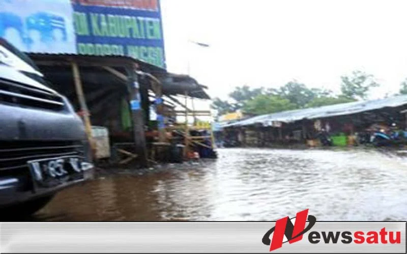 Jalan Desa Bantaran Probolinggo Kerap Digenangi Air, Pemotor Mengeluh