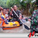 Ketika Sertu Juhartono Berhasil Selamatkan Bayi Korban Banjir