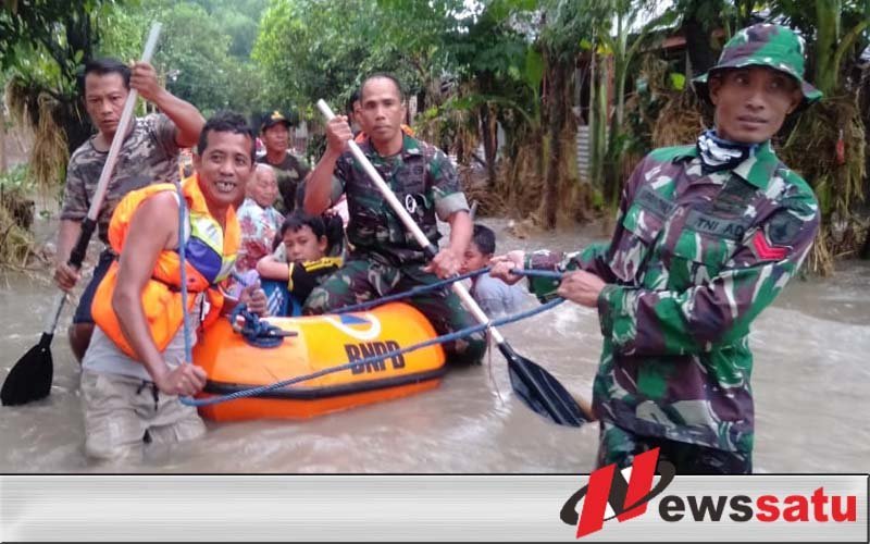 Ketika Sertu Juhartono Berhasil Selamatkan Bayi Korban Banjir