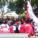 Ratusan Massa LSM LIRA Luruk Kantor KPU Probolinggo