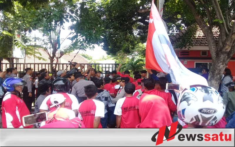 Ratusan Massa LSM LIRA Luruk Kantor KPU Probolinggo