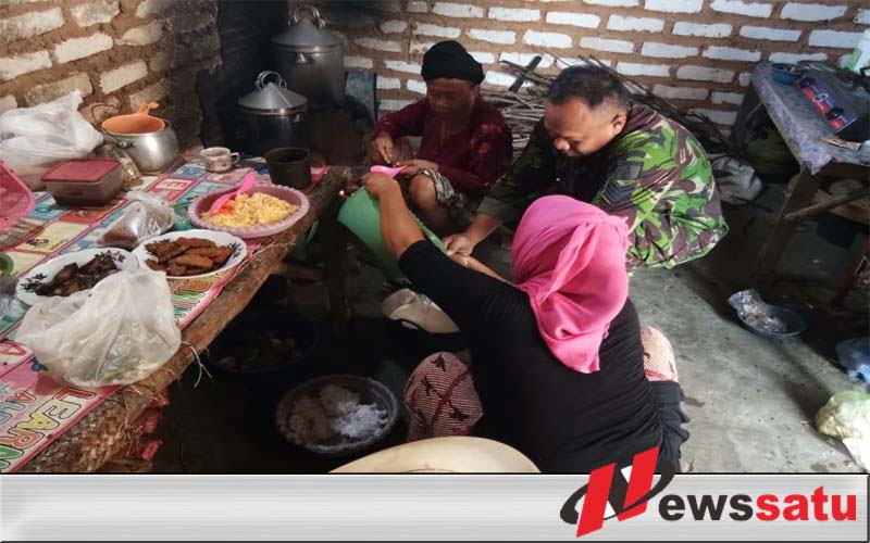 Satgas TMMD Kodim Sumenep Bantu Warga Memasak