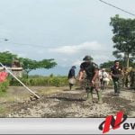 TNI Bangun Jalan Dusun Di Jember