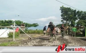 TNI Bangun Jalan Dusun Di Jember