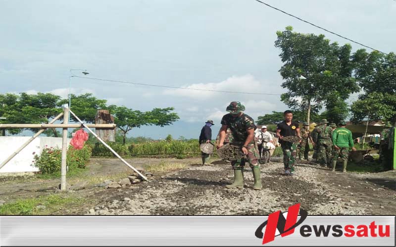 TNI Bangun Jalan Dusun Di Jember