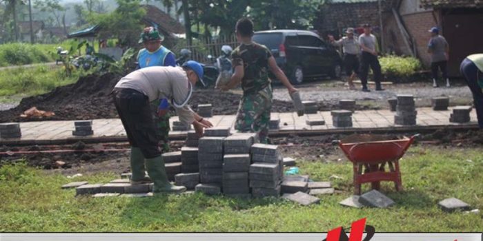 TNI-Polri Di Jember Kompak Bangun Desa Terisolir