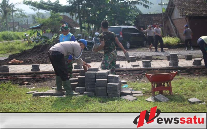 TNI-Polri Di Jember Kompak Bangun Desa Terisolir