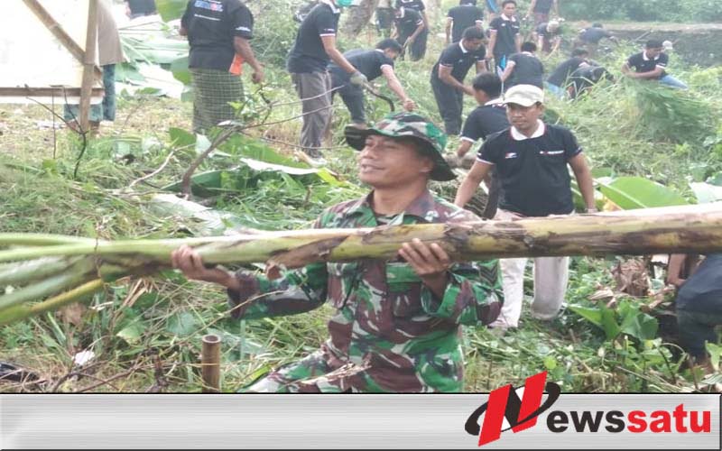 TNI Serta Masyarakat Laksanakan Kerja Bakti di Desa Tonjung Kecamatan Burneh Bangkalan