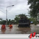 Truk Armed 12 Kostrad “Berenang” Evakuasi Warga Ngawi