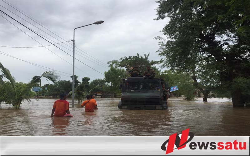 Truk Armed 12 Kostrad “Berenang” Evakuasi Warga Ngawi