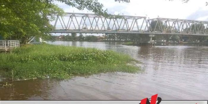 Bantaran Sungai Komering Kotor,  Pemkab OKI Diminta Turun Tangan