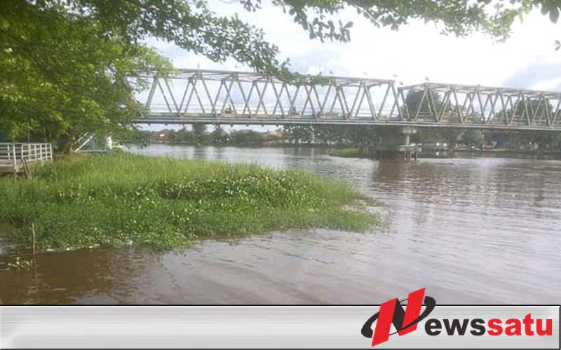 Bantaran Sungai Komering Kotor,  Pemkab OKI Diminta Turun Tangan