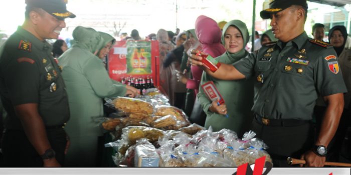 Sembako Murah, Ribuan Masyarakat Padati Halaman Makorem 082/CPYJ