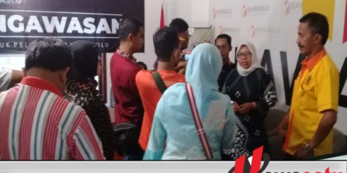 Istri Caleg Berstatus PNS ‘Tertangkap Basah’ Bagi-bagi Uang