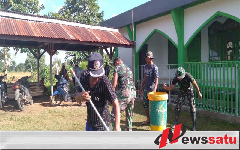 Satgas Yonmek 521 DY Bersih-Bersih Area Masjid
