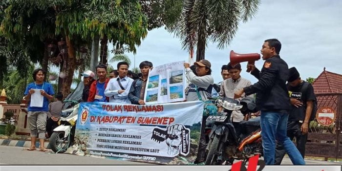 Soal Tambak Udang, Puluhan Aktivis Unjuk Rasa Ke Rumdis Bupati Sumenep