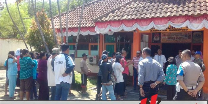 Tak Dibayar, Puluhan Tenaga Pelipat Kertas Surat Suara Ngeluruk Kantor KPU Bondowoso