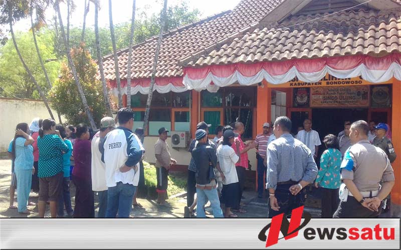 Tak Dibayar, Puluhan Tenaga Pelipat Kertas Surat Suara Ngeluruk Kantor KPU Bondowoso