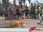 Tak Ditemui Bupati Sumenep, Pengunjuk Rasa Blokir Jalan